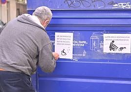 Pegada de carteles apelando al civismo de los dueños de perros en la calle San José.