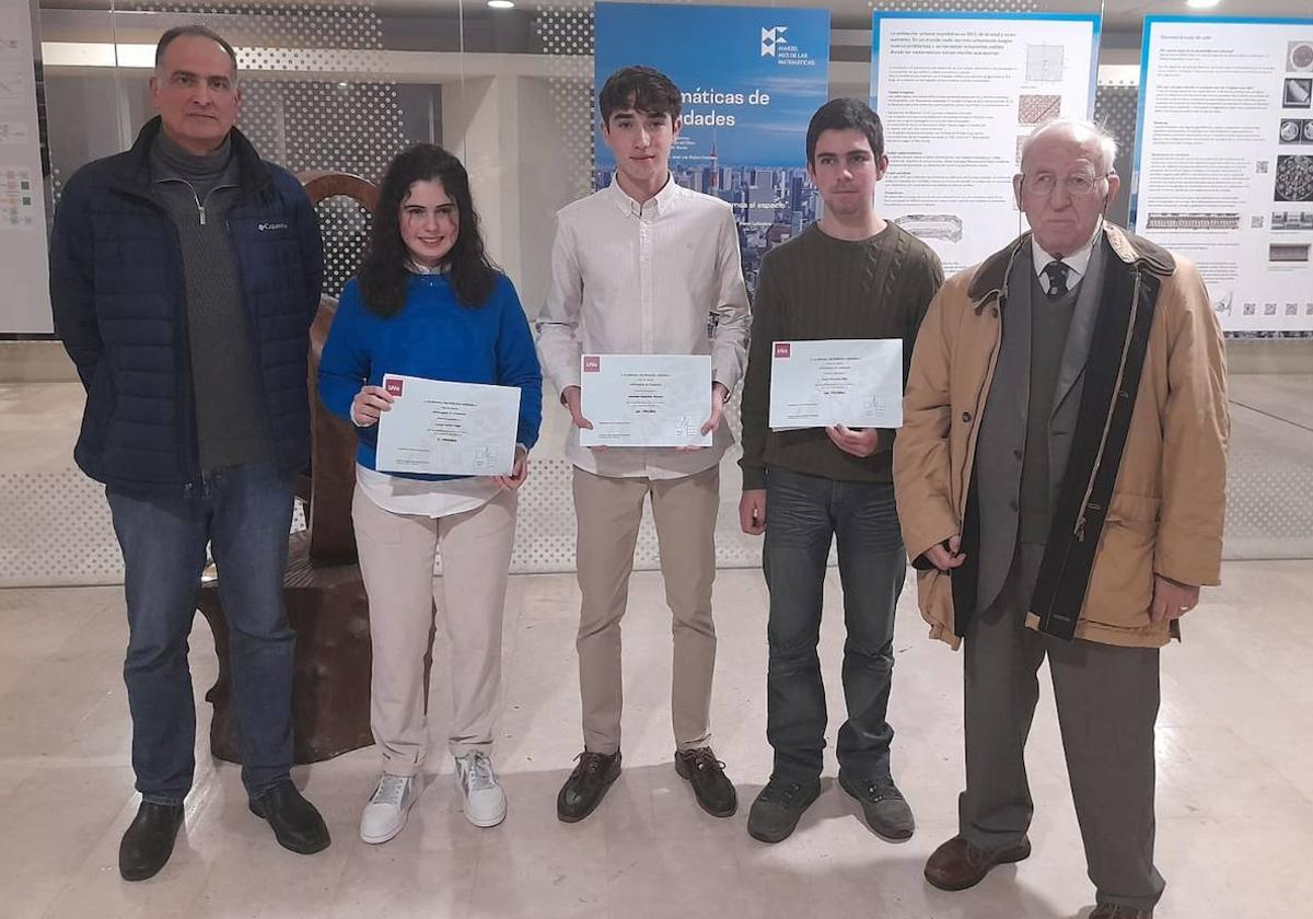 Isabel Arnáiz, Fernando González y Ángel González entre los profesores Miguel Angel Curto y Francisco Bellot