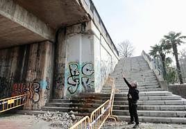 Un vecino señala el punto de los desprendimientos del tablero del puente de Juan de Austria, del lado de la plaza y del parque Bolaños.