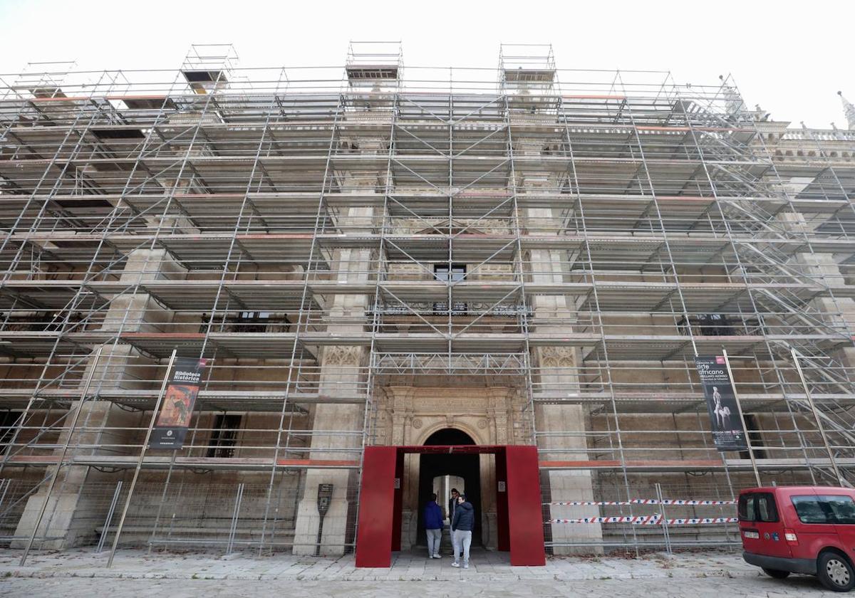 La fachada del palacio de Santa Cruz, con los andamios instalados para su restauración.