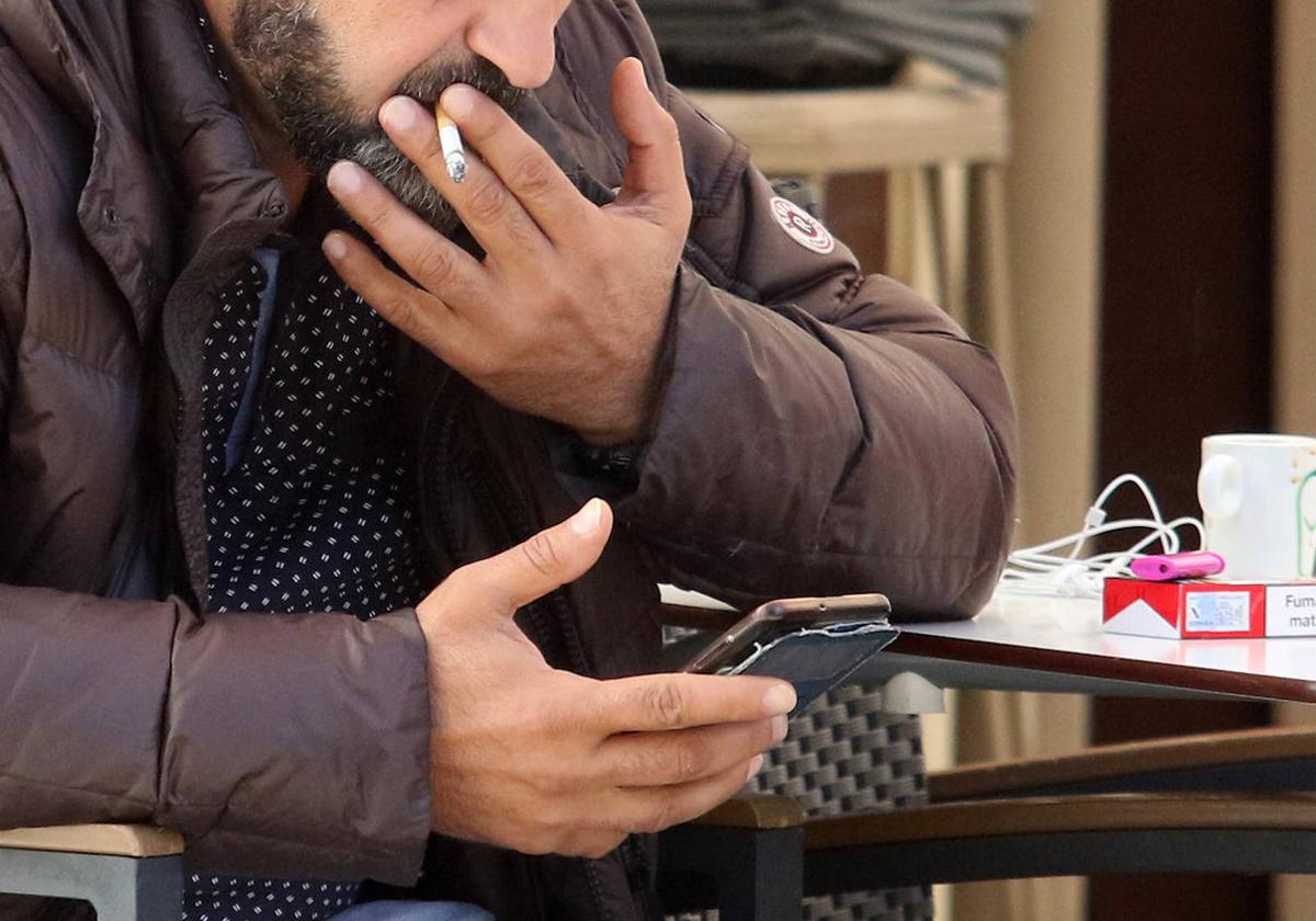 Un hombre fuma en una terraza de Segovia.