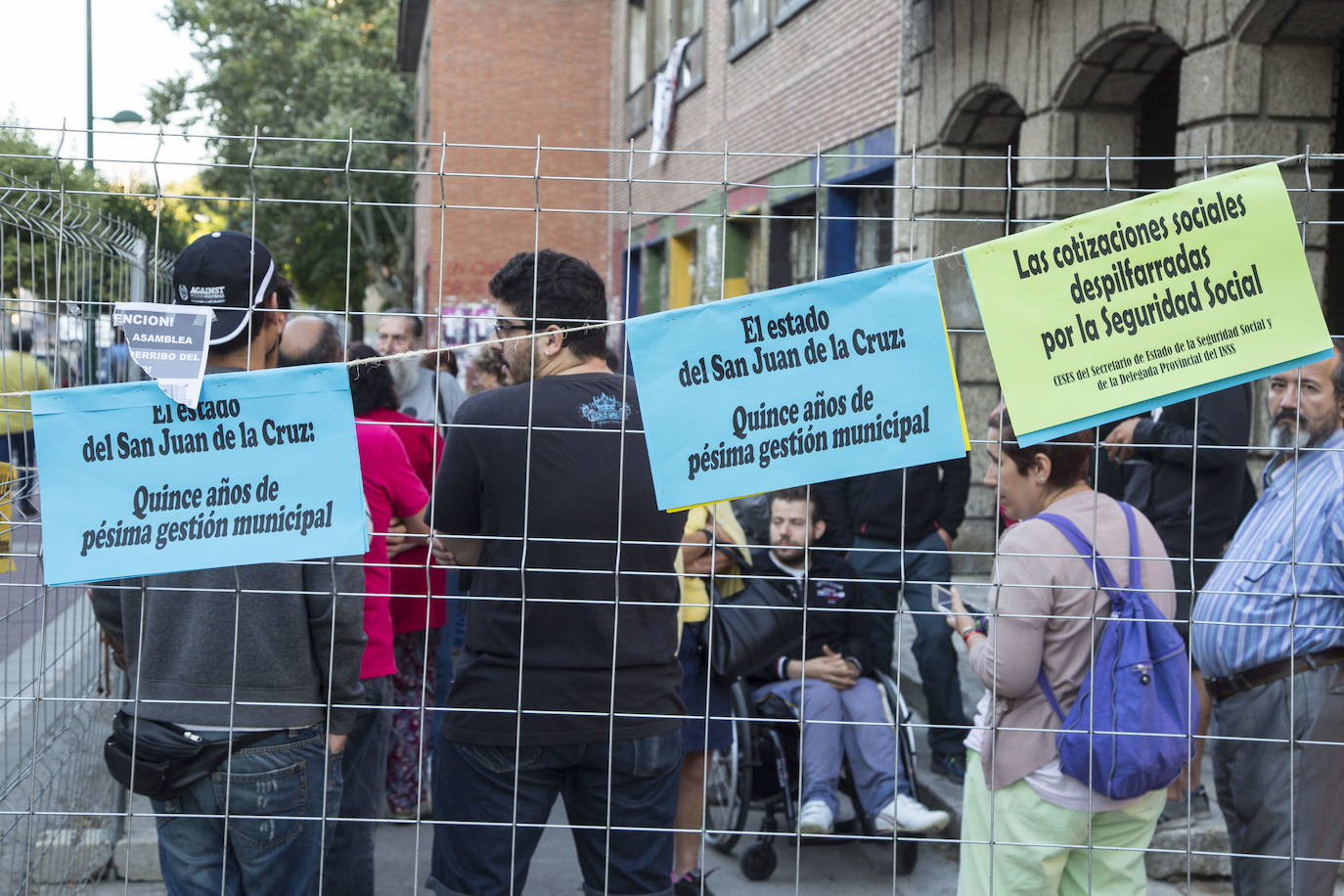 Varias personas protestan en 2016 contra la decisión de derribar el colegio.