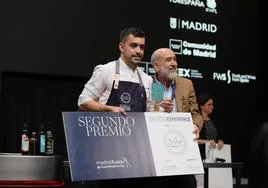 Carlos Casillas muestra su premio en uno de los escenarios de Madrid Fusión.