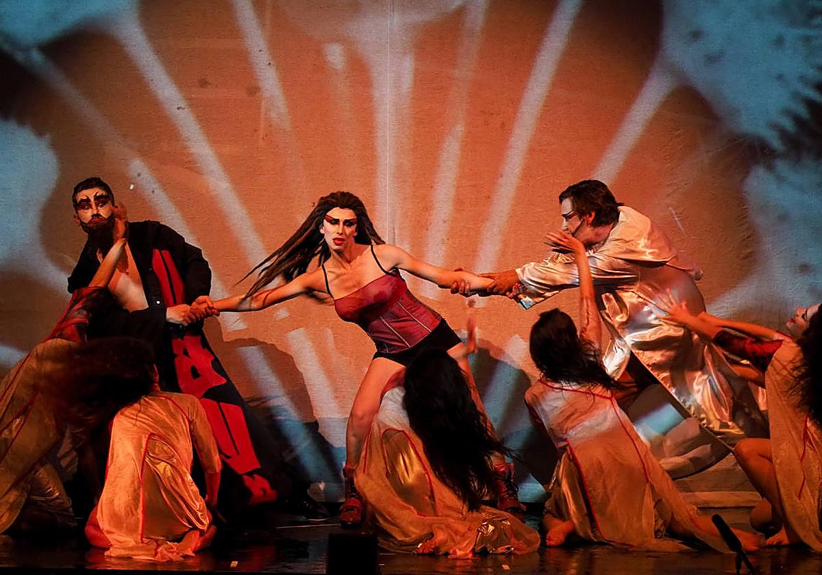 Un momento del 'Carmina Burana' de La Fura dels Baus.