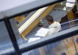 Un estudiante prepara un examen en la facultad de Filosofía y Letras de Valladolid.