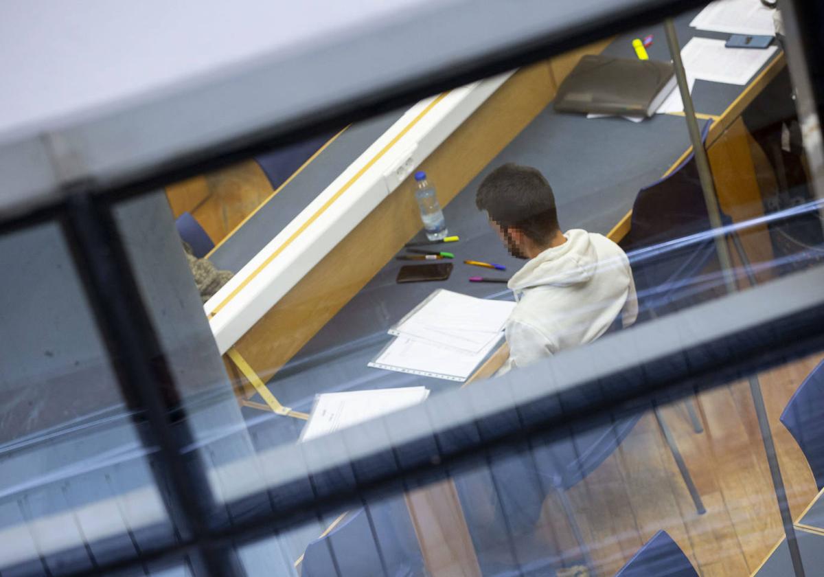 Un estudiante prepara un examen en la facultad de Filosofía y Letras de Valladolid.