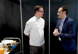 El chef Teo Rodríguez (izquierda) y el presidente de la Diputación de Valladolid, Conrado Íscar, este miércoles en Madrid Fusión.