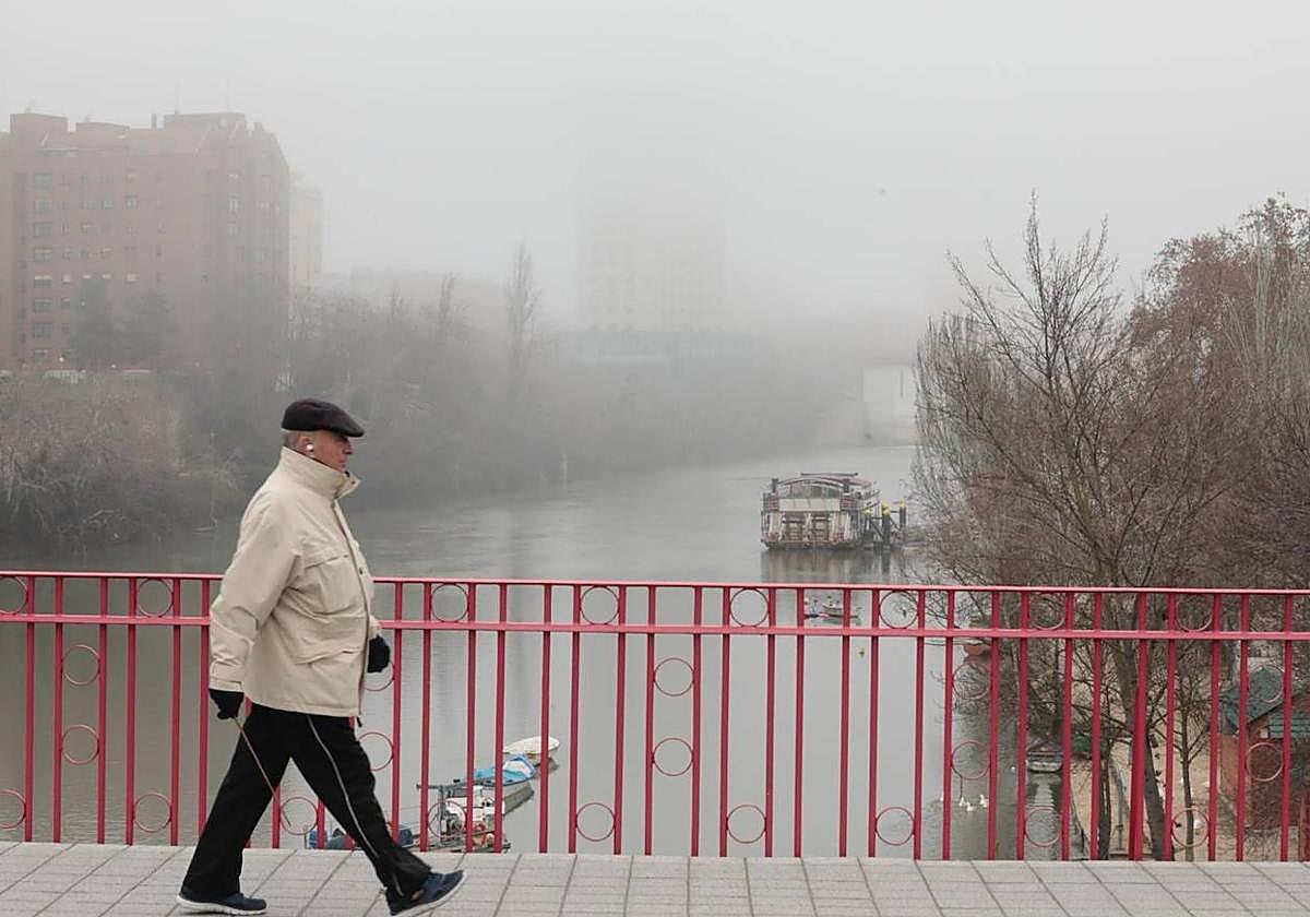 La niebla cercena las vistas desde el puente de Poniente.