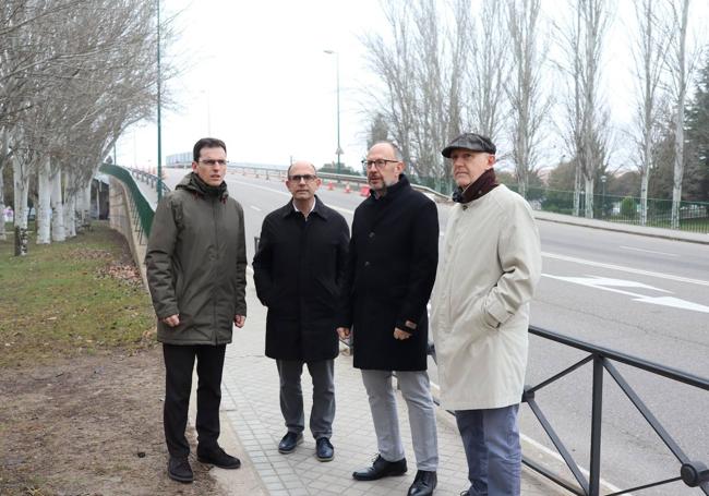 Los concejales del PSOE, al inicio del viaducto desde el Paseo de Zorrilla.