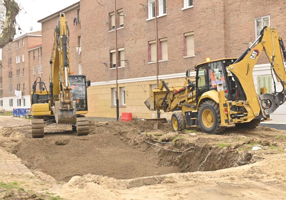 Los operarios trabajan para tapar la zanja abierta en torno al tramo sustituido del 'anillo mil' en el paseo del Cauce.