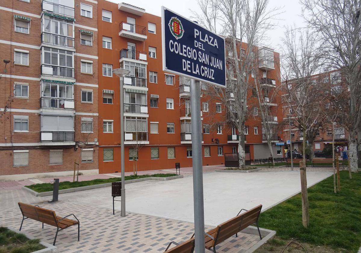 La plaza del Colegio San Juan de la Cruz, con el hueco destinado (desde hace un año) a los juegos infantiles.