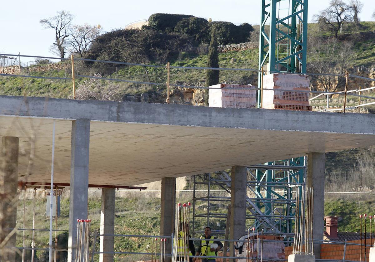 Obras en el edificio del centro de Formación Profesional del barrio de San Lorenzo.