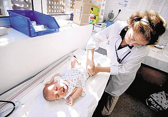 Una enfermera vacuna a un bebé.