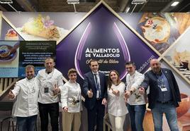 Conrado Íscar junto a los responsables de El Aderezo, Ubi Vega, confitería El Bombón y Jaime Fernández (Apeh).