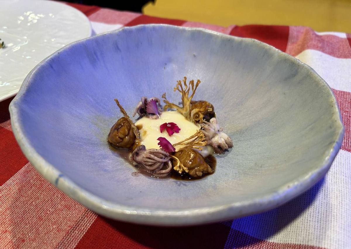 Imagen secundaria 1 - Alberto Molinero durante su ponencia y los dos platos que elaboró: Trucha y leche de almendra y Mollejas de lechazo, sepietas y coliflor. MF