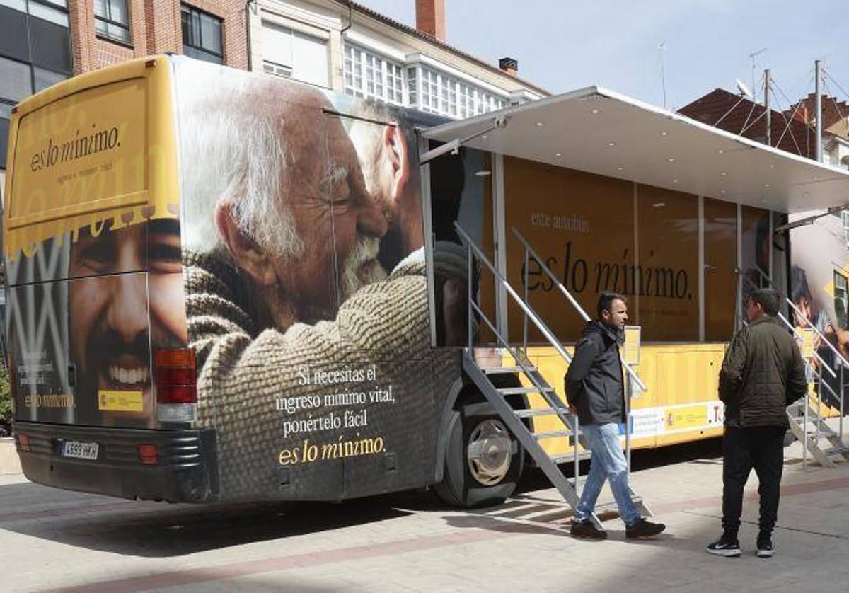 Imagen de archivo del autobús informativo sobre el Ingreso Mínimo Vital en Palencia.