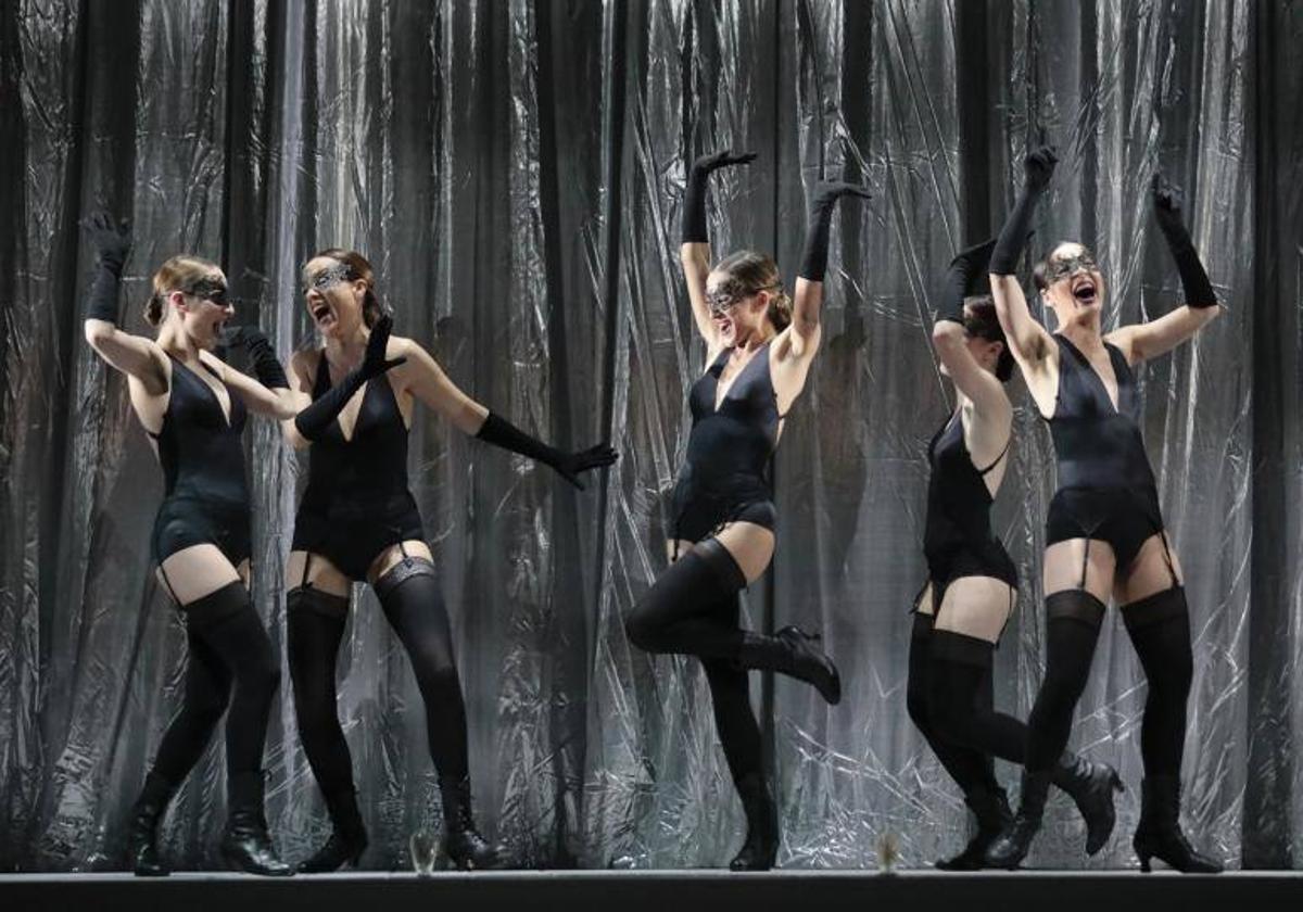 Un momento de la ópera 'Così fan tutte', en el Calderón.