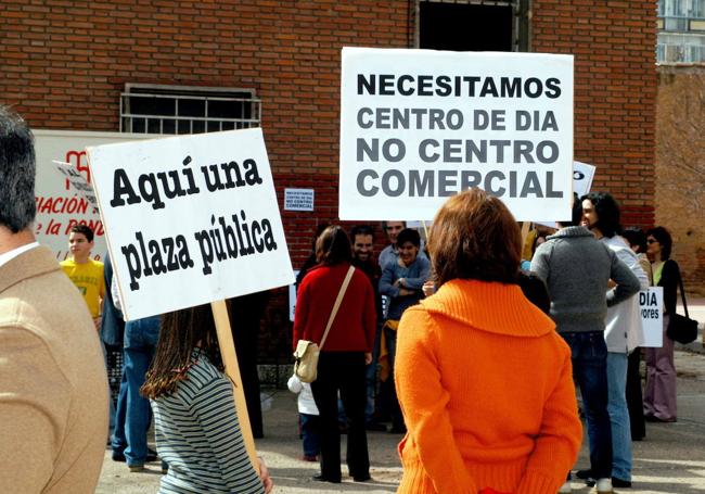 Protesta vecinal en 2005 ante el colegio San Juan de la Cruz en la que se reclamó la apertura de una plaza pública.