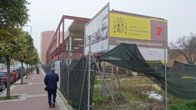 Imagen antes - Estado actual de las obras e infografía de cómo será la futura sede de la calle Cardenal Torquemada.