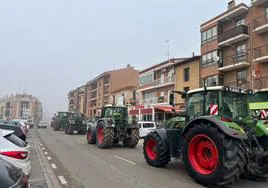 Varios tractores por las calles de Tordesillas durante el jueves.