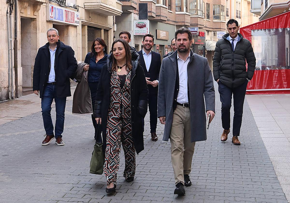 Tudanca, con la alcaldesa y secretaria provincial, Miriam Andrés, junto a la sede del PSOE.