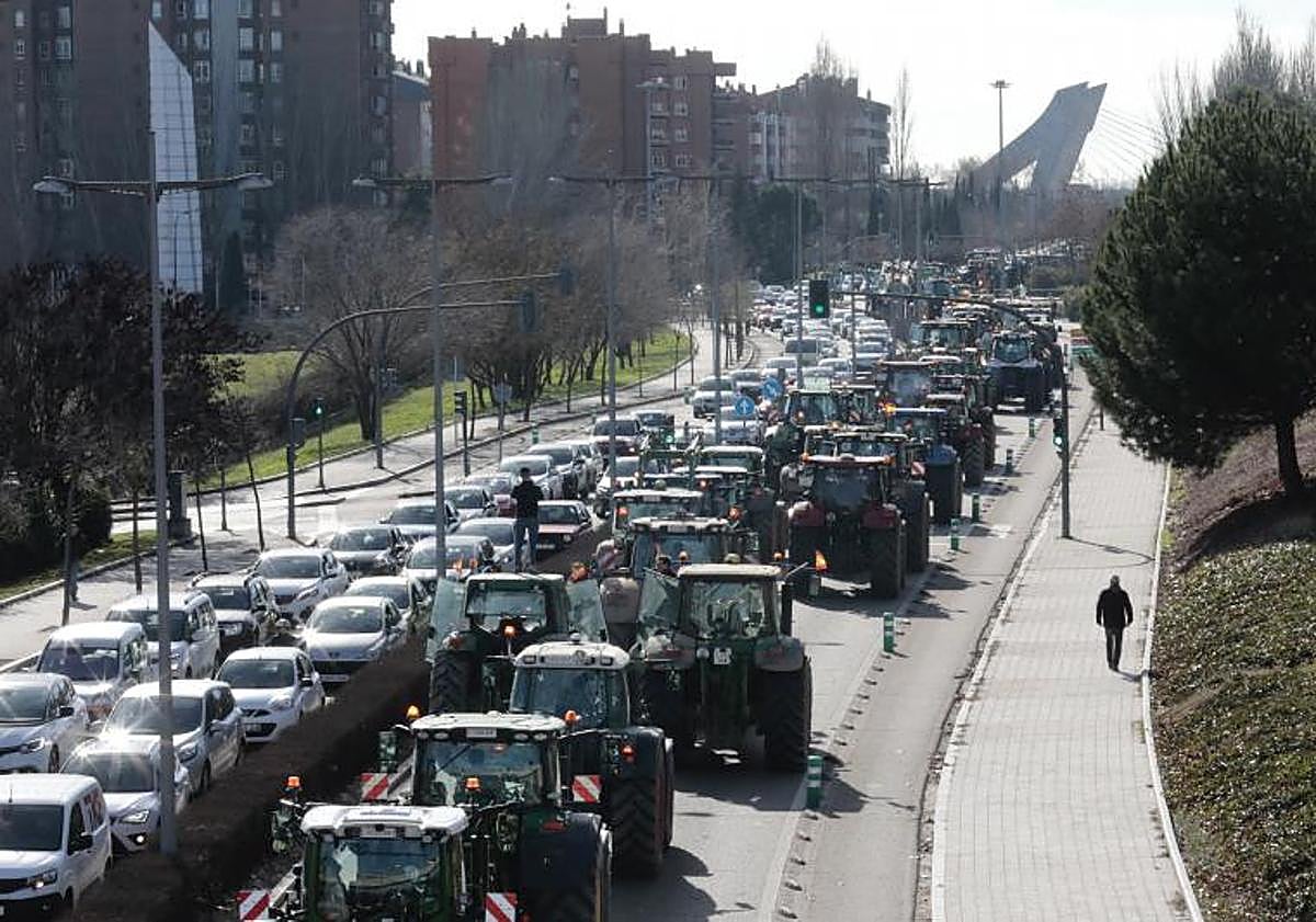 Imagen principal - Más de medio millar de tractores provocan el caos en Valladolid