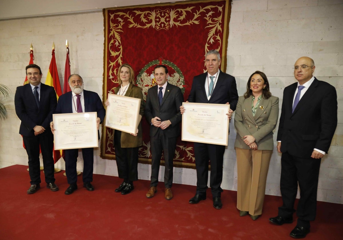 (de izquierda a derecha) Alcalde de Peñafiel, Roberto Díez; el periodista Javier Pérez de Andrés; la actriz Eva Martín; Conrado Íscar, presidente de la Diputación; José Vicente de los Mozos, directivo; y Jacinto Canales, subdelegado del Gobierno en Valladolid.