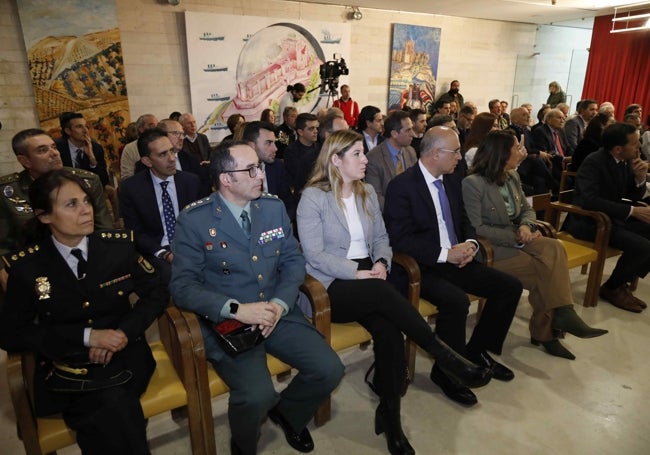 Autoridades y público asistente al acto de reconocimiento celebrado en el Museo Provincial del Vino.