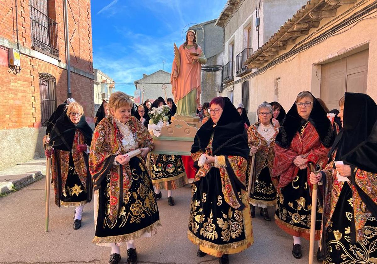 Las Águedas de Tiedra procesionan a la santa con el traje antiguo