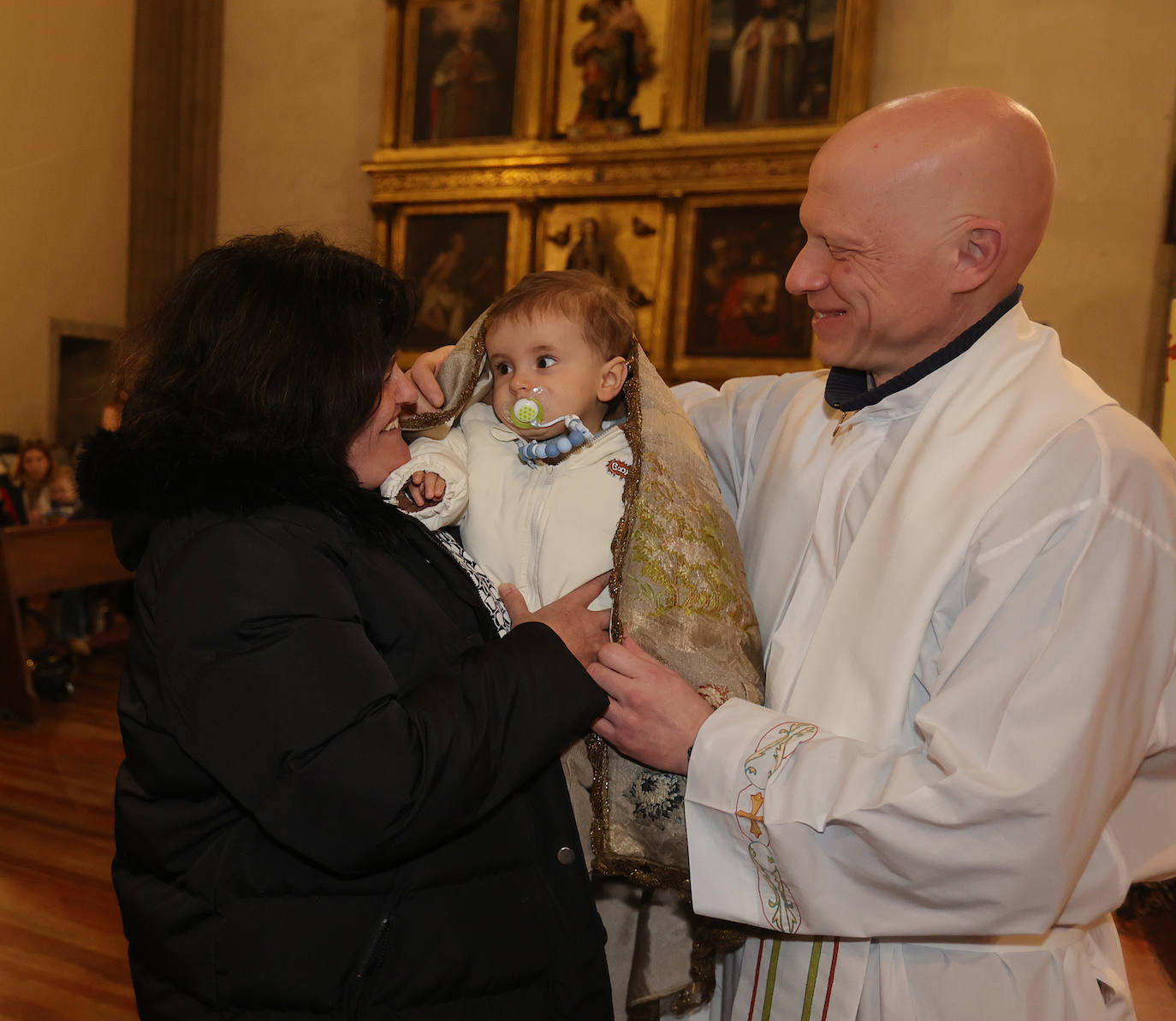 Los niños, bajo el manto de la patrona