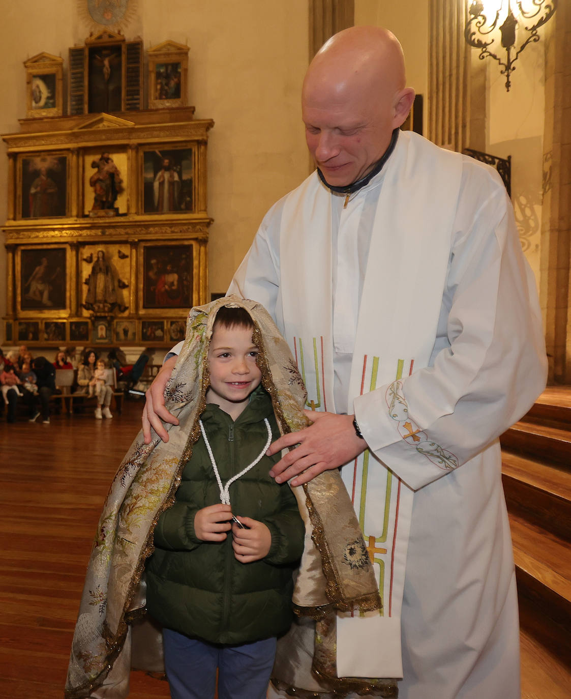 Los niños, bajo el manto de la patrona