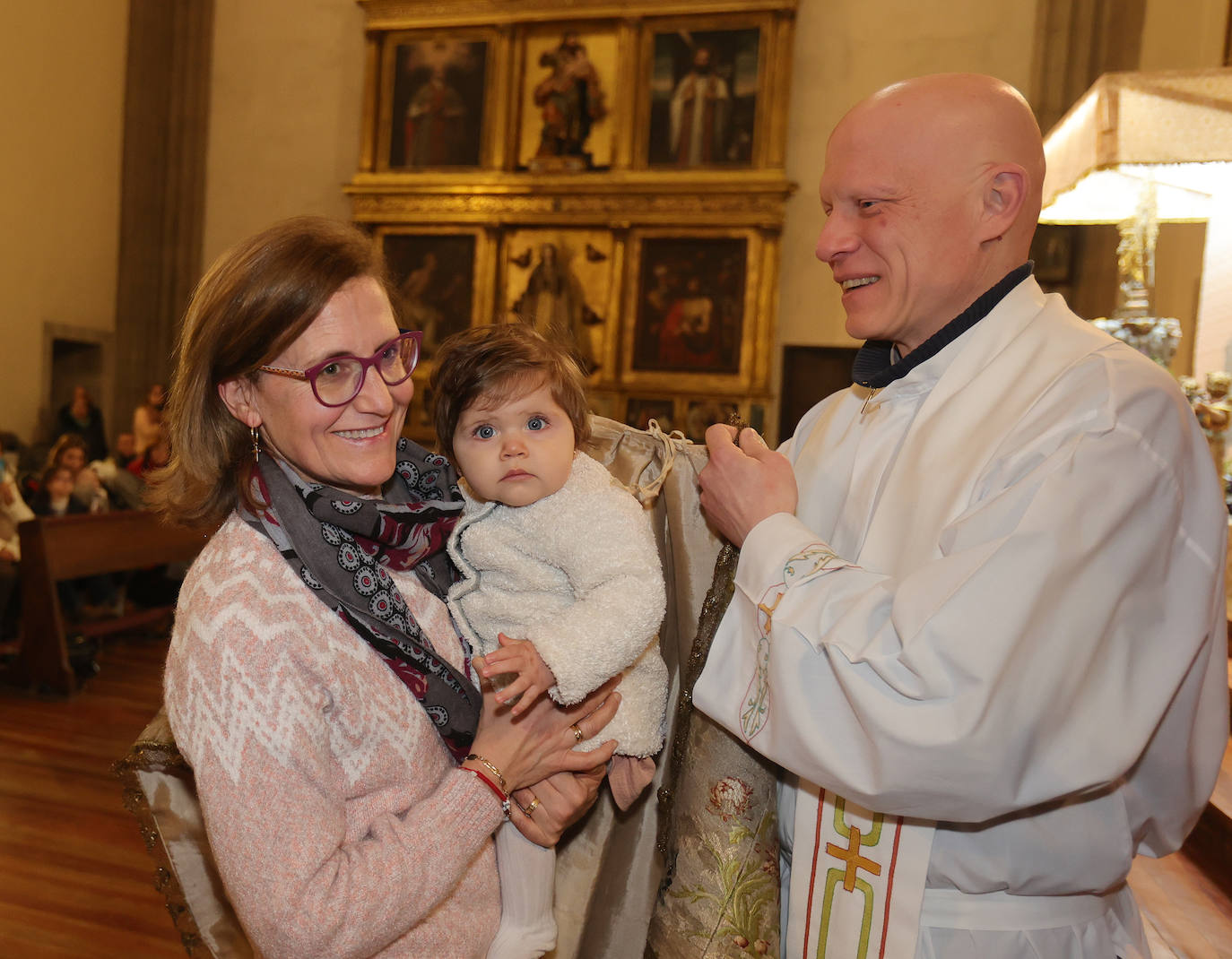 Los niños, bajo el manto de la patrona