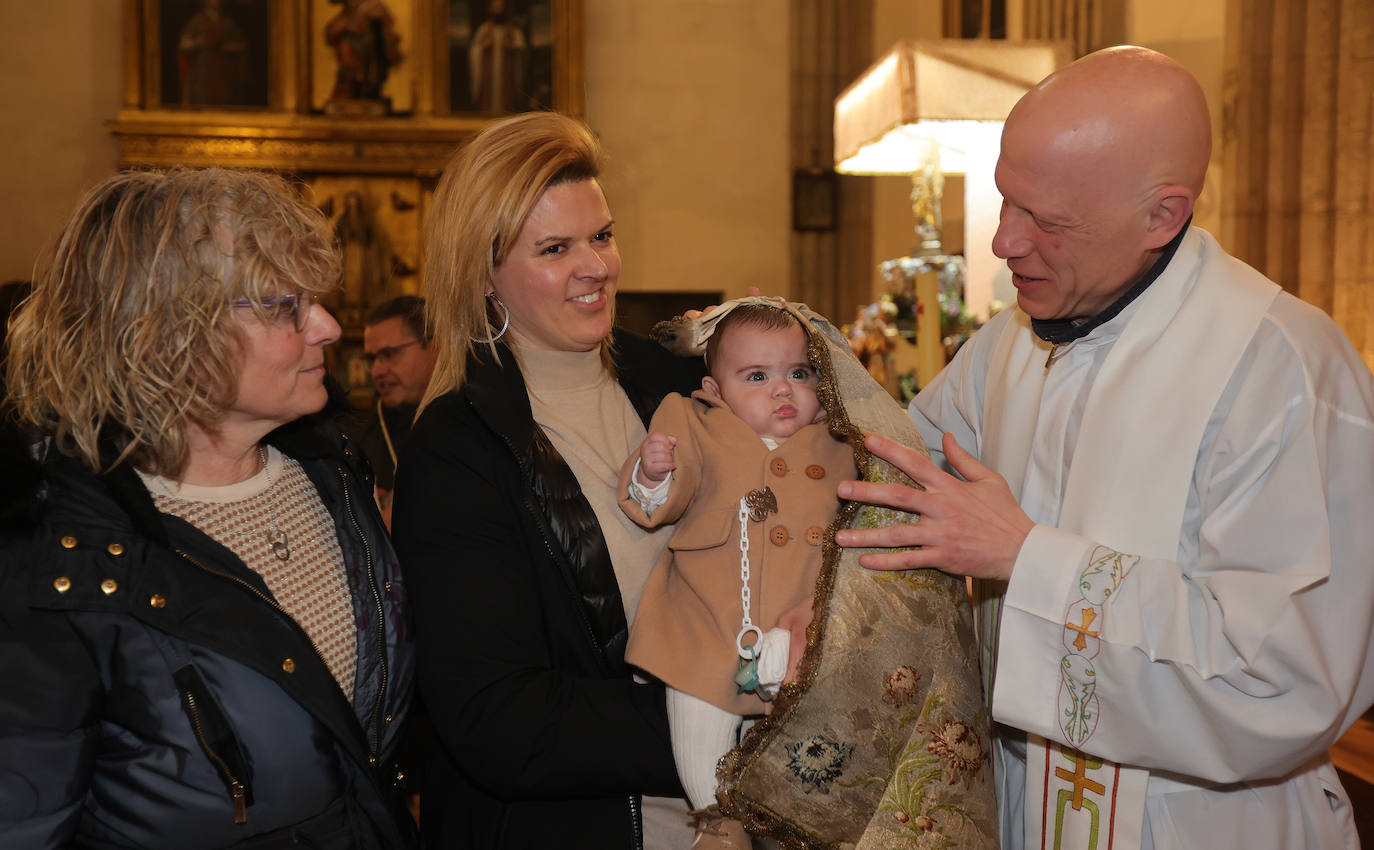 Los niños, bajo el manto de la patrona