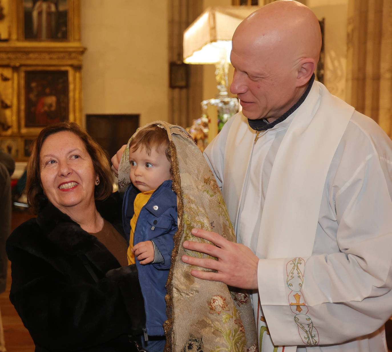 Los niños, bajo el manto de la patrona