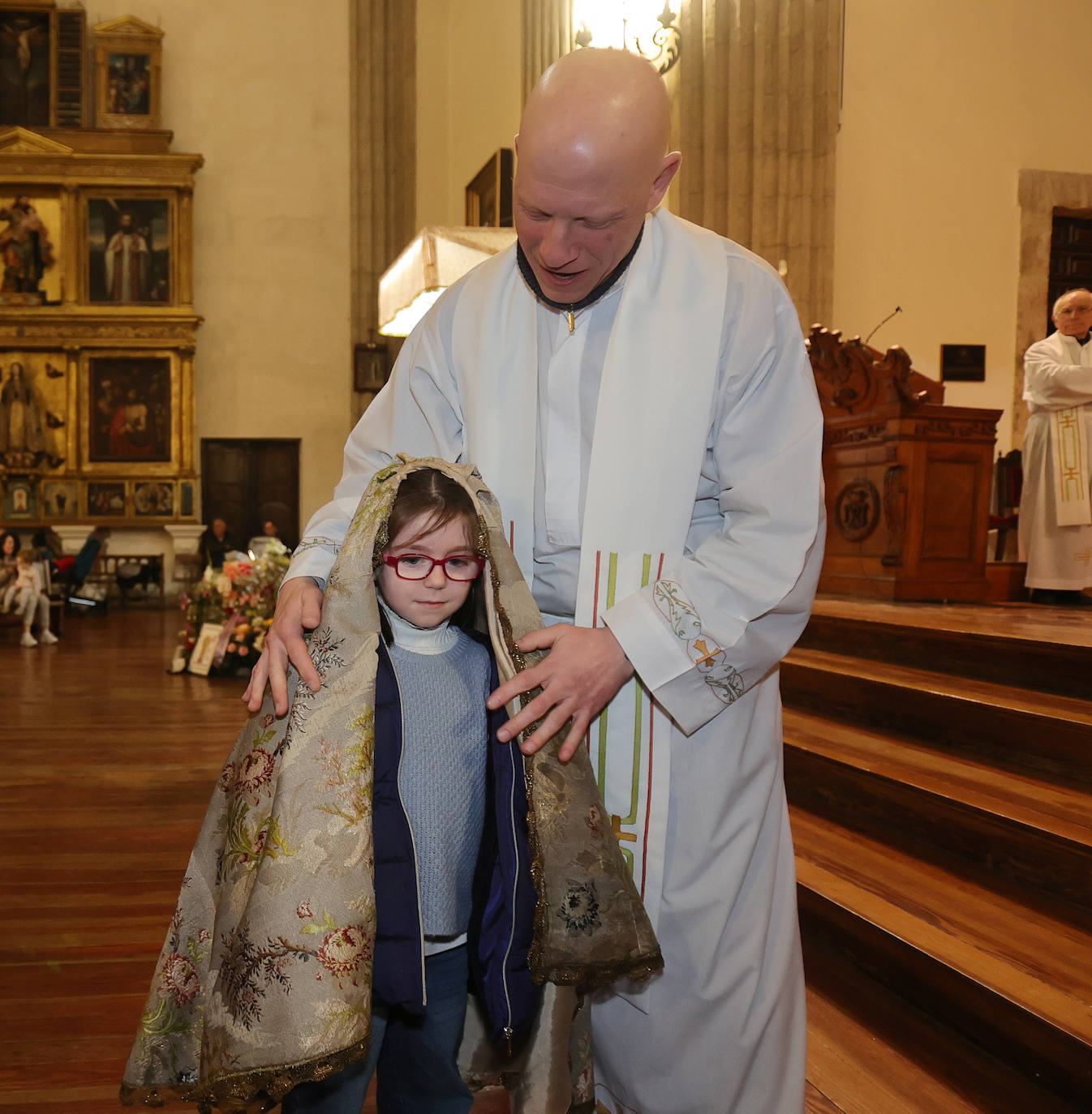 Los niños, bajo el manto de la patrona