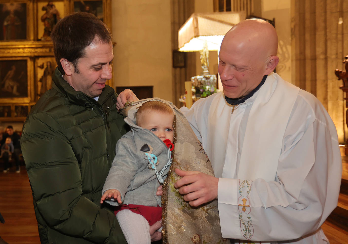 Los niños, bajo el manto de la patrona