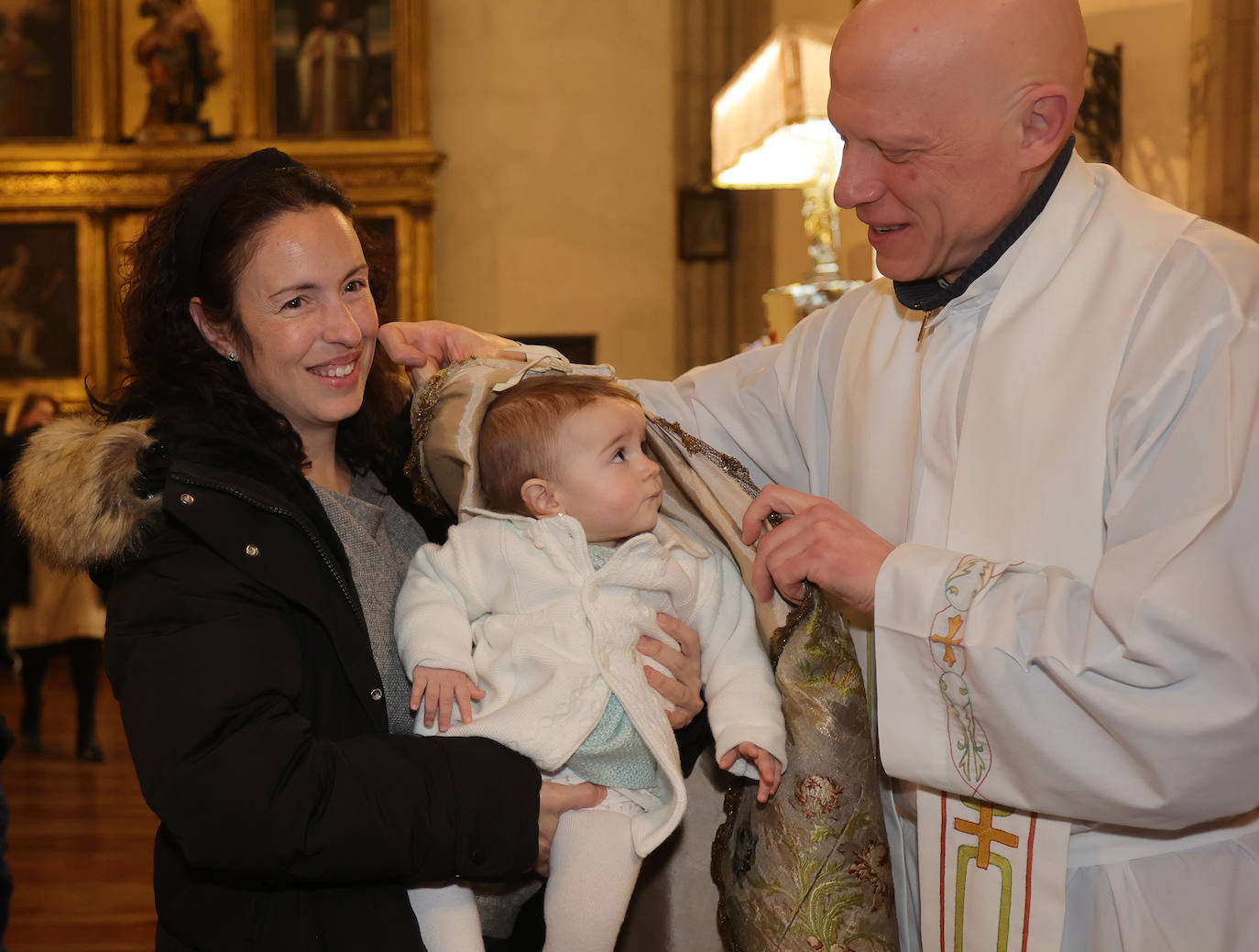 Los niños, bajo el manto de la patrona