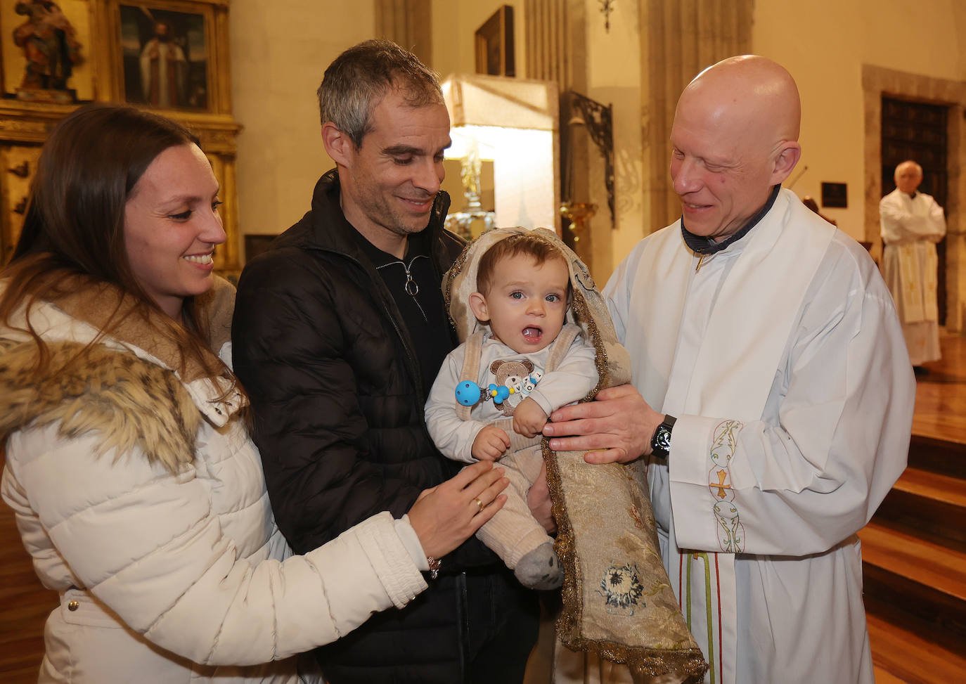 Los niños, bajo el manto de la patrona