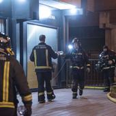 El incendio de un coche obliga a desalojar a decenas de vecinos de sus casas