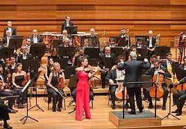 Leticia Moreno, con la OSCyL y Pons en el podio.