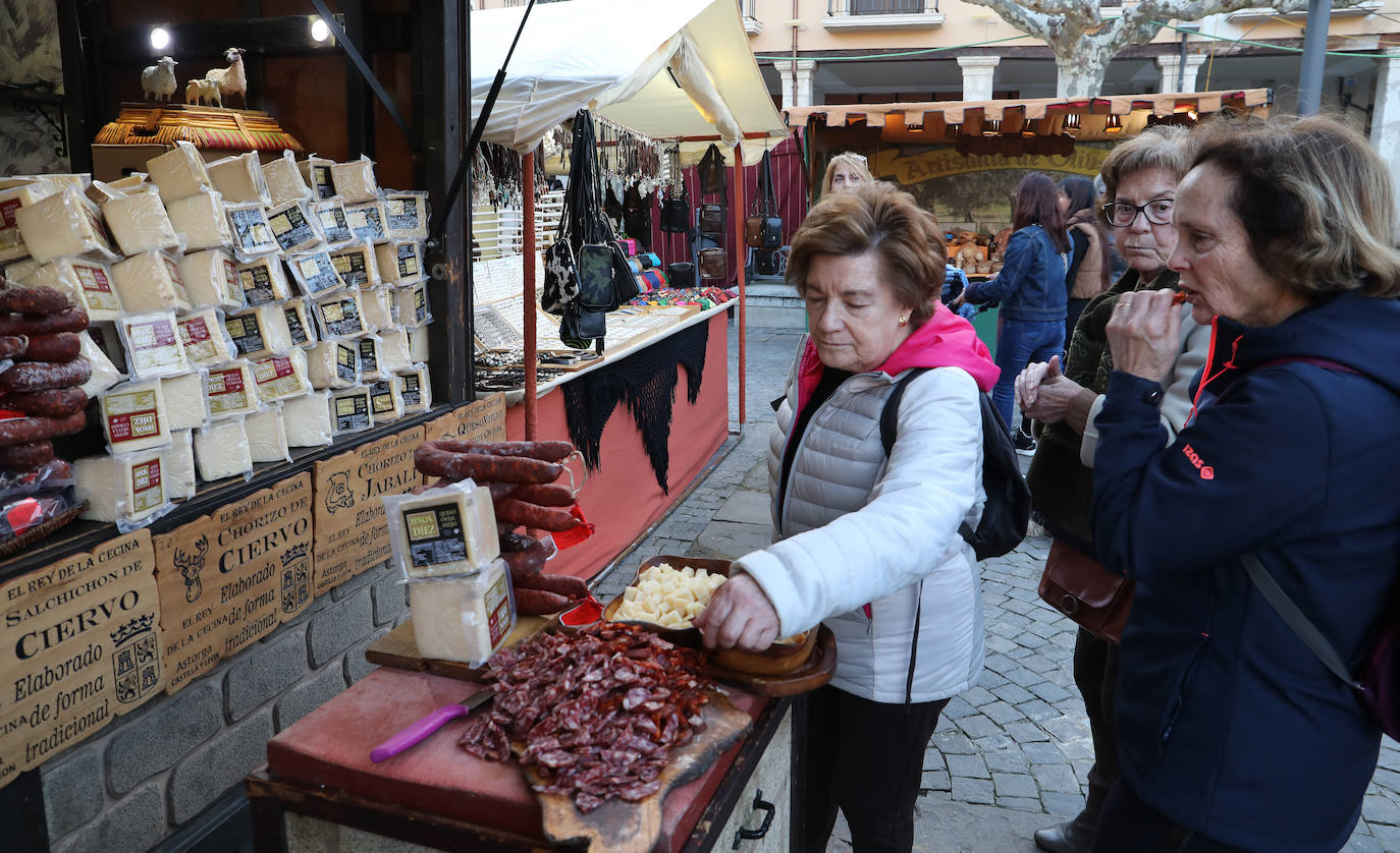 La Plaza Mayor de Palencia más artesana en la fiesta de las Candelas