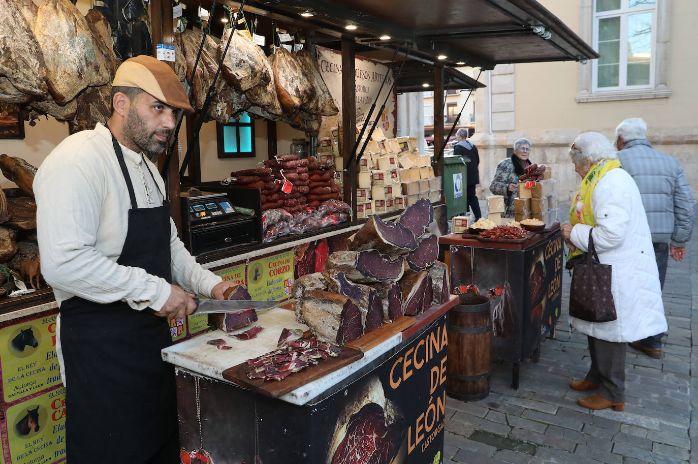 La Plaza Mayor de Palencia más artesana en la fiesta de las Candelas