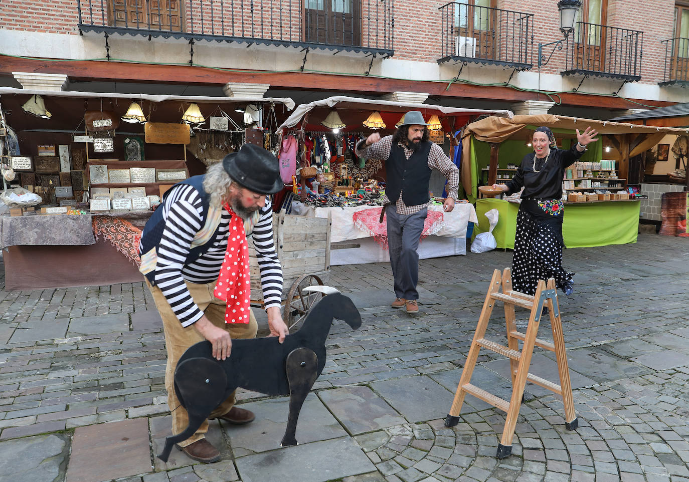 La Plaza Mayor de Palencia más artesana en la fiesta de las Candelas