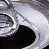 Cómo abrir una lata de refresco agitada sin que nos salpique