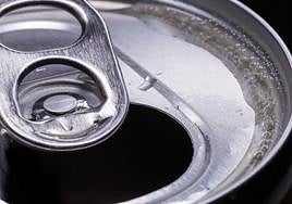 Cómo abrir una lata de refresco agitada sin que nos salpique