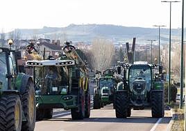 Los tractores, por la avenida de Zamora tras pasar el cruce del Paseo de Zorrilla.