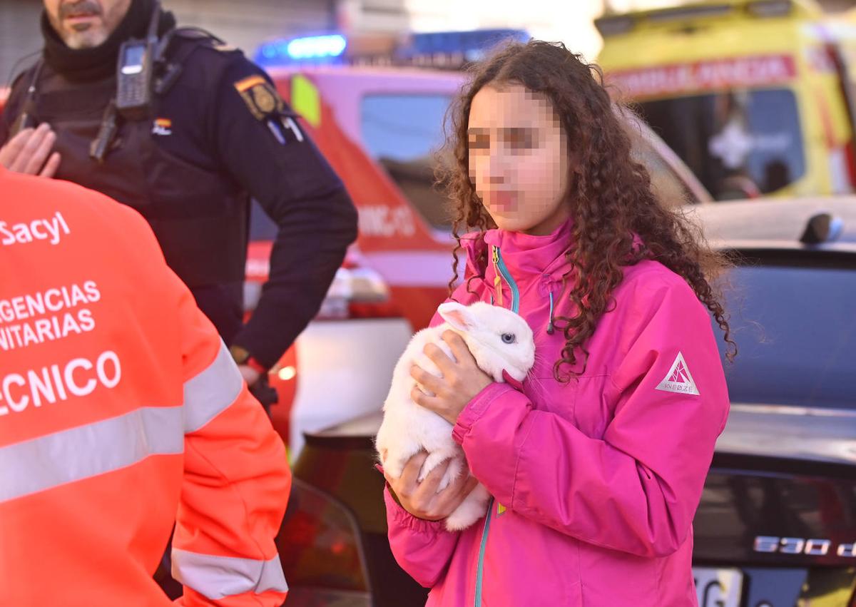 Imagen secundaria 1 - Varias imágenes del desalojo de los vecinos en la calle Cisne a causa del incendio en la cuarta planta.