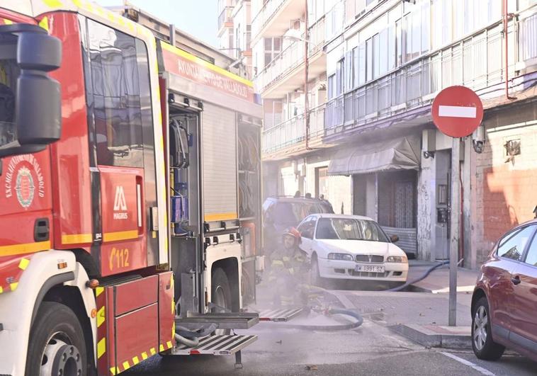 Los Bomberos trabajan en el exterior de la vivienda afectada por el incendio.