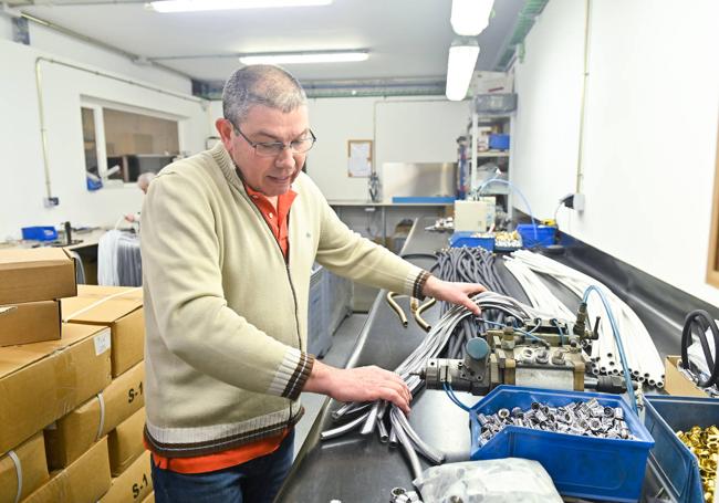 Juan Carlos Lora con una de las máquinas de aire comprimido que él mismo ha fabricado para montar los flexos