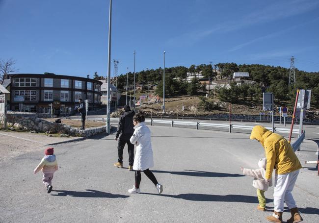 Una familia se dispoine a dar un paseo por el entorno del alto de Navacerrada.